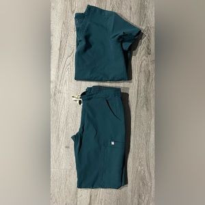 XXS FIGS (YOLA PANTS, 4 POCKET SCRUB TOP) COLOR: HUNTER GREEN